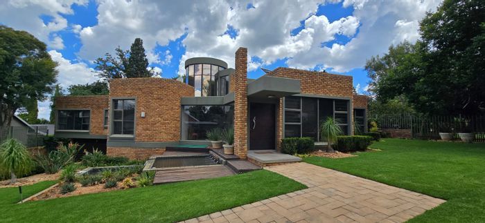 For Sale: House in Wilkoppies with pool, solar panels, and spacious living areas.