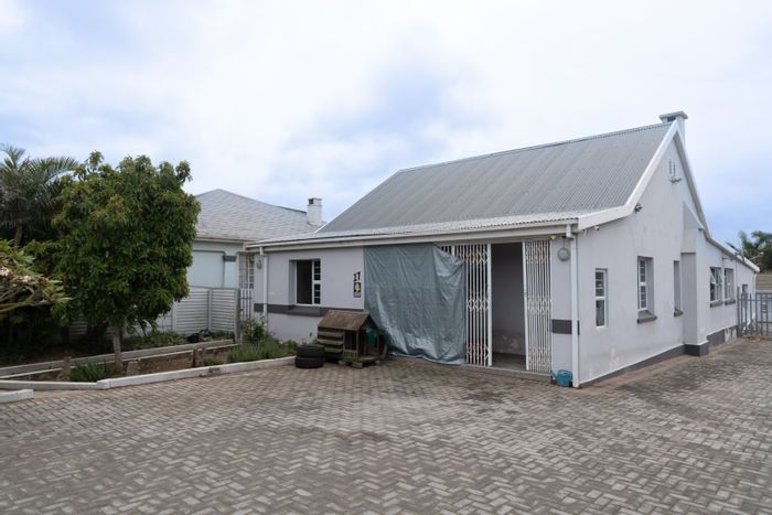 For Sale: Versatile House in Walmer with 5 flatlets and rental potential.