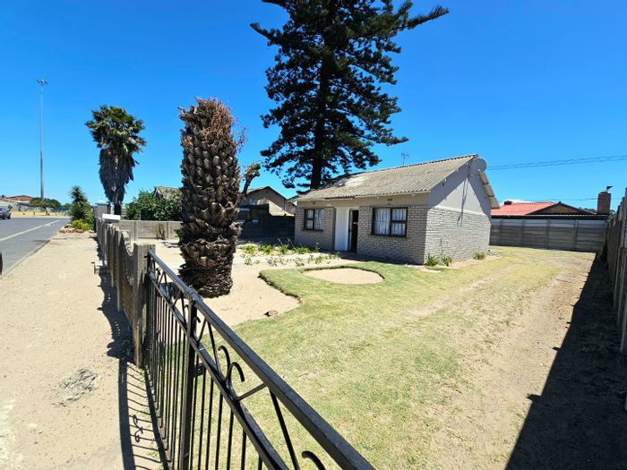 For Sale: House in Matroosfontein with 2 bedrooms, open plan living, and parking.