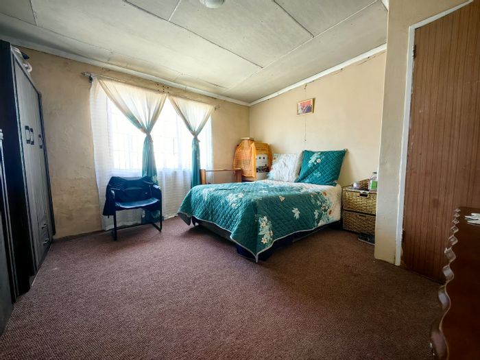 Eindhoven House For Sale: 5 bedrooms, rental income potential, secure parking.