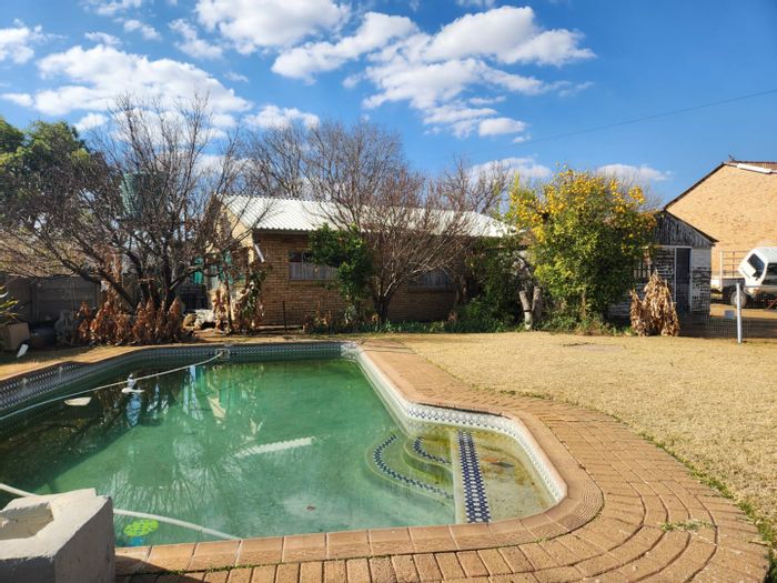 Wilkeville House For Sale: 3 beds, pool, flatlet, close to amenities.