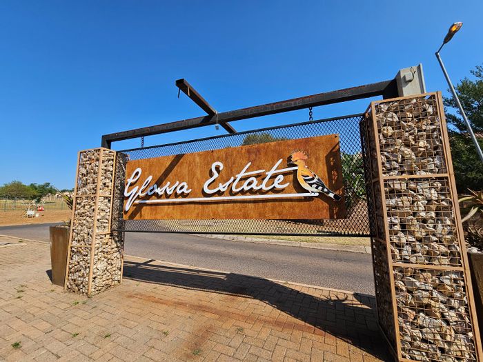 3-Bedroom House with 1-Bed Flat, Pool, and Security in Moreleta Park To Rent