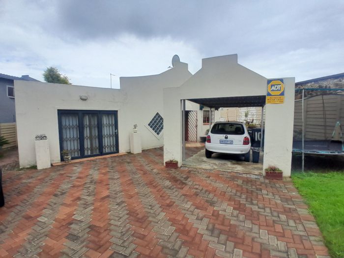 4-Bedroom House For Sale in Noordwyk with open-plan kitchen and ample parking.