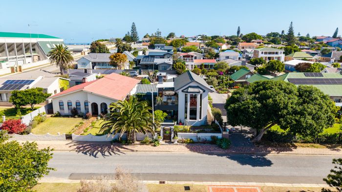 Linkside House For Sale: 4 beds, pool, ocean views, triple carport, security features.