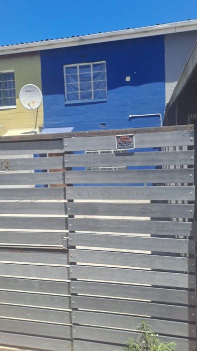 2-Bedroom House in Kleinvlei with Lounge, Kitchen, and Enclosed Yard - For Sale