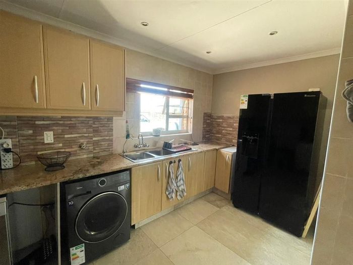 For Sale: House in Atlasville with pool, study, and ample parking options.