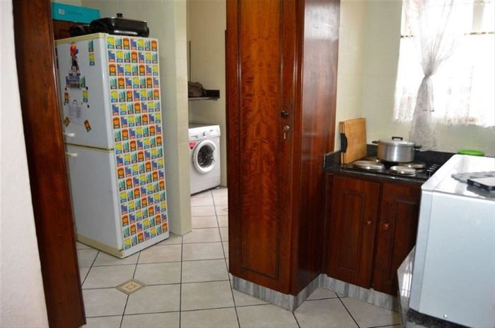 Birchleigh Townhouse For Sale: 3 bedrooms, pool, double garage, spacious layout.