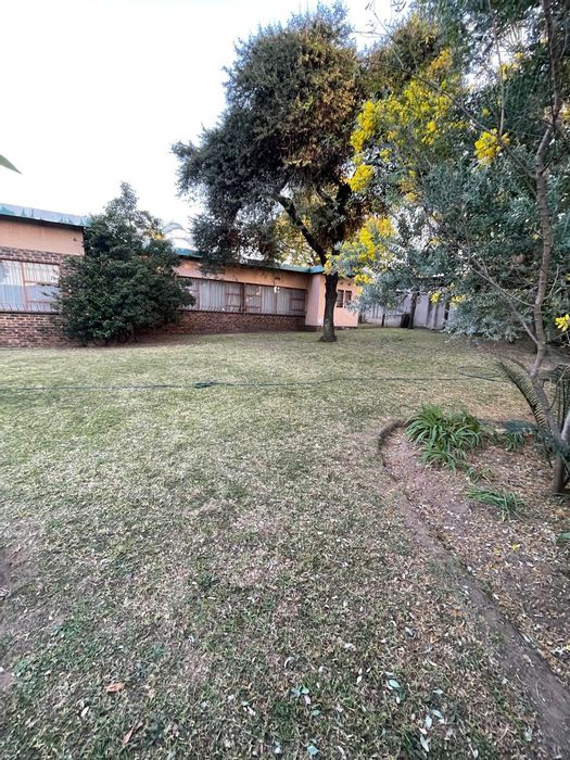 For Sale: House in Del Judor Ext 1 with large yard, 3 bedrooms, and garage.