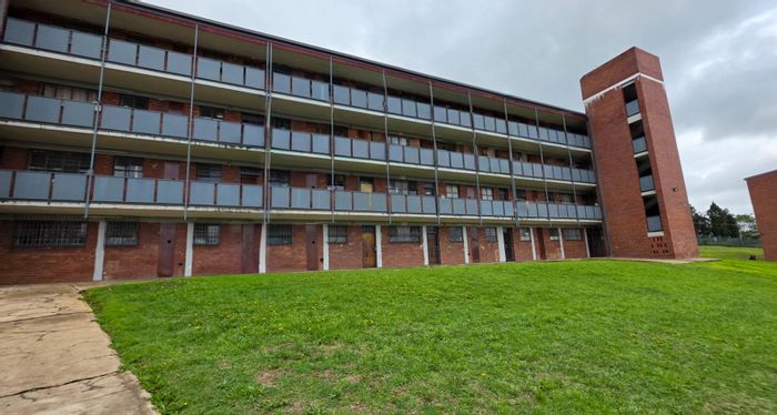 Laudium Apartment To Rent: 3 Bedrooms, secure parking, prepaid electricity, convenient layout.