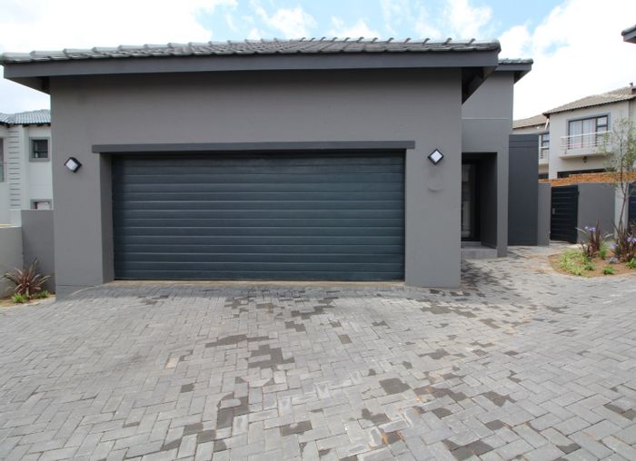 For Sale: House in Thatchfield Hills with 4 bedrooms, garden, and double garage.