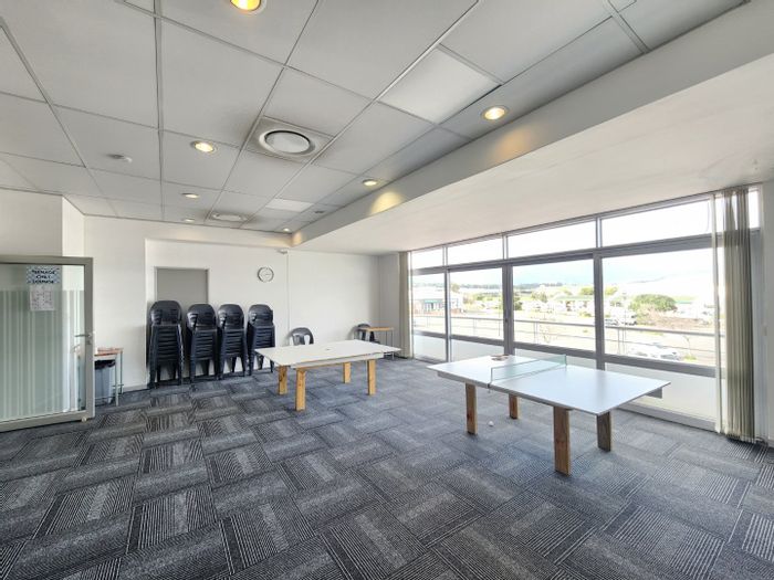 Commercial office to rent in Somerset West Mall Triangle with flexible layout, security.