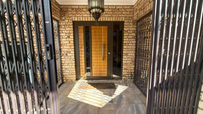 Doringkruin House For Sale: 4 beds, solar power, security, spacious garden.