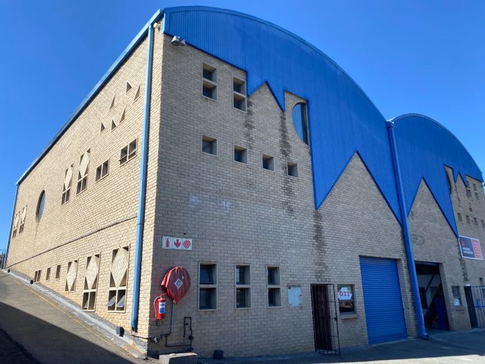 Kyalami Industrial Unit To Rent: 252m2, secure access, offices, and parking available.