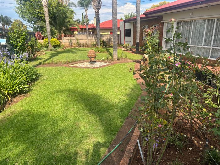 For Sale: West Park House with 3 Bedrooms, Flatlet, Garden, and Security Features.