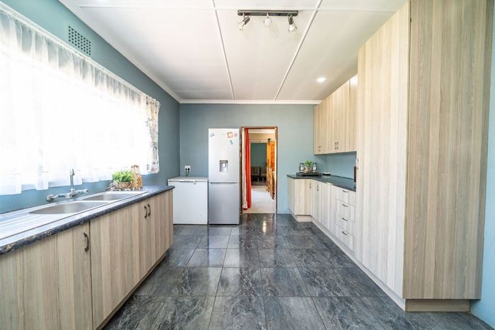 For Sale: House in Parkrand with 3 bedrooms, pool, double garage, and carport.