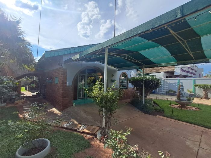 For Sale: Versatile 4-Bedroom House in Randlespark with Entertainment Spaces and Security.