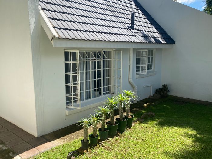 Rietondale House For Sale: 2 beds, 2 baths, open plan living, braai area.