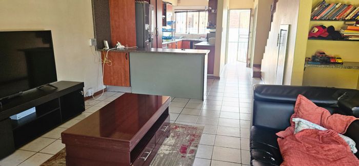 For Sale: House in Fontainebleau with 2 bedrooms, security, and private patio.