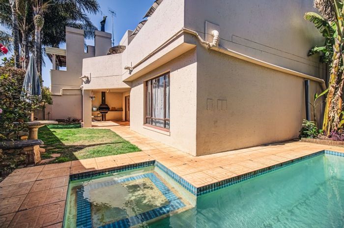 Spacious 3-bedroom apartment in Bruma with pool, garden, and secure parking. For Sale.