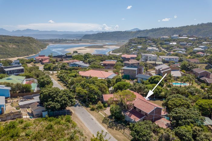 Kingfisher Creek House For Sale: Dual living, beach proximity, landscaped garden, ample parking.