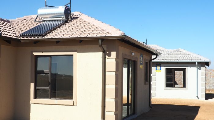 For Sale: 3-Bedroom House in Windmill Park with Garage and Solar Geyser.