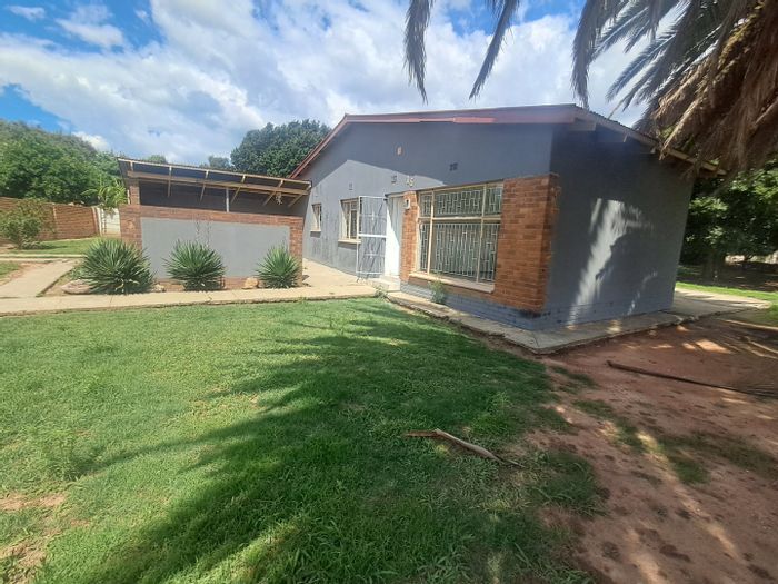 3-bedroom house in Roosheuwel with spacious yard, carport, and built-in wardrobes. For Sale.