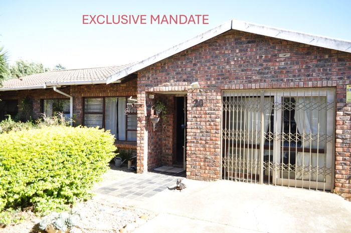 For Sale: House in Noorsekloof with 4 beds, garden, braai area, and garage.