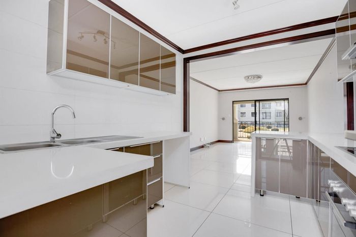 Top floor apartment in Maroeladal, 2 beds, balcony, close to amenities. To Rent.