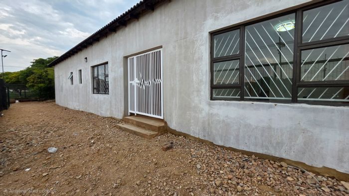 Laudium House To Rent: 2 beds, 2 baths, separate lounge, dining area, reading corner.