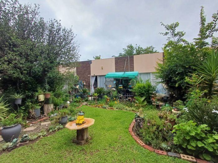 For Sale: La Hoff Apartment with 2 Bedrooms, Private Garden, and Secure Parking.