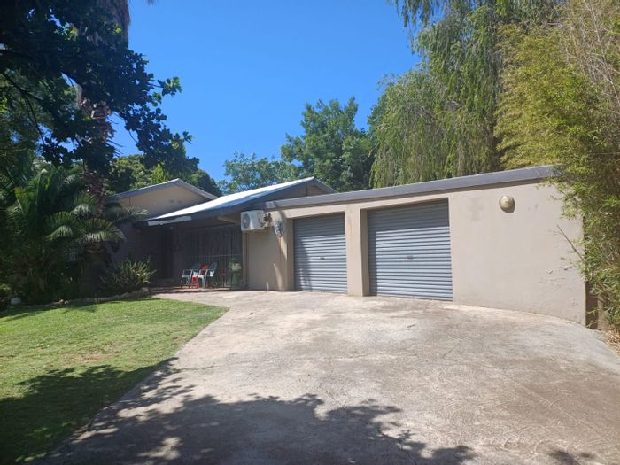 Versatile Songloed house for sale: dual living, flatlet, spacious yard, pet-friendly.