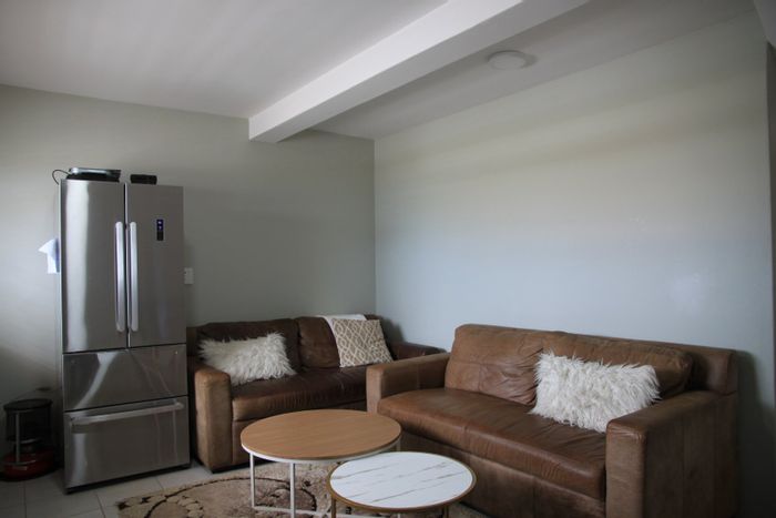 Kidds Beach Apartment To Rent: 3 bedrooms, sea views, parking, and office space.