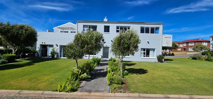 For Sale: House in Stilbaai Wes with 3 kitchens, solar system, and income potential.