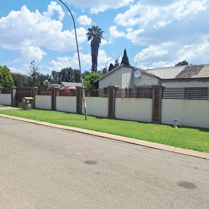 Cresslawn House For Sale: 3 bedrooms, pool, double garage, rental potential.