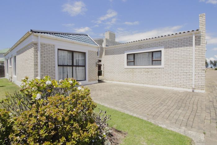 For Sale: 3-Bedroom Townhouse in Jeffreys Bay Central with private courtyard and garage.