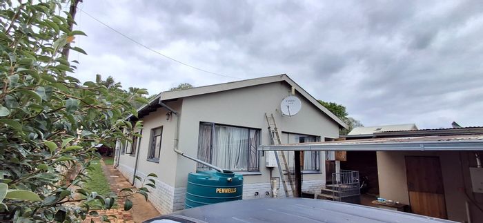 Spacious 5-Bedroom House with 2-Bedroom Flat for Sale in Pretoria Gardens.