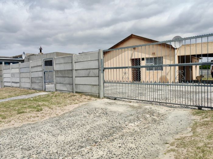 Pine Place House For Sale: 3 beds, 2 baths, spacious yard, family-friendly area.