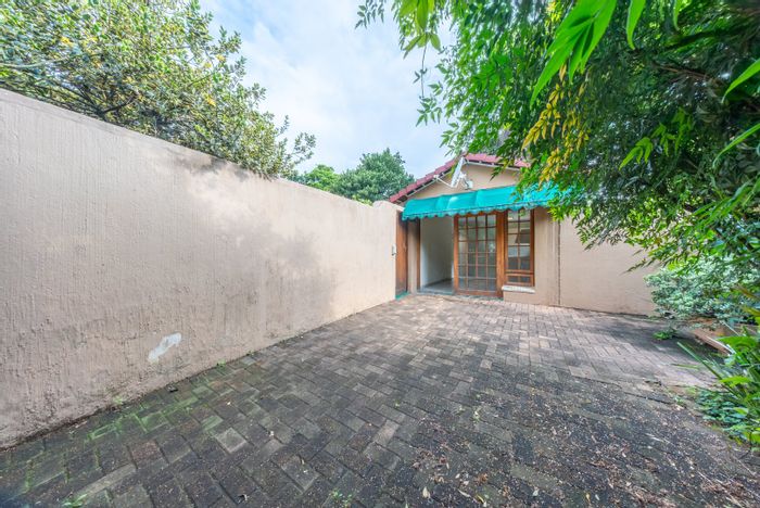 1-Bedroom house to rent in Bedfordview Central with parking and communal garden.