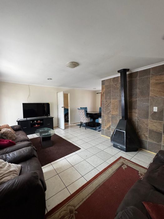 3-Bedroom House to Rent in Tuscany Glen with secure parking and close amenities.