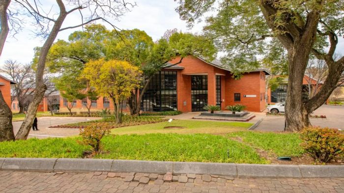 Bryanston Commercial Space To Rent: Flexible layouts, high-speed internet, ample parking.