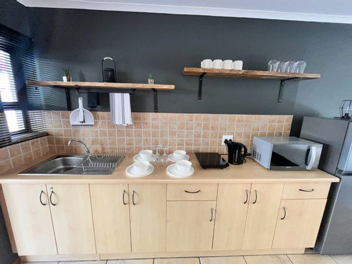 Ferreira Town Apartment To Rent: Sleeps 4, secure complex, parking, TV, WiFi.