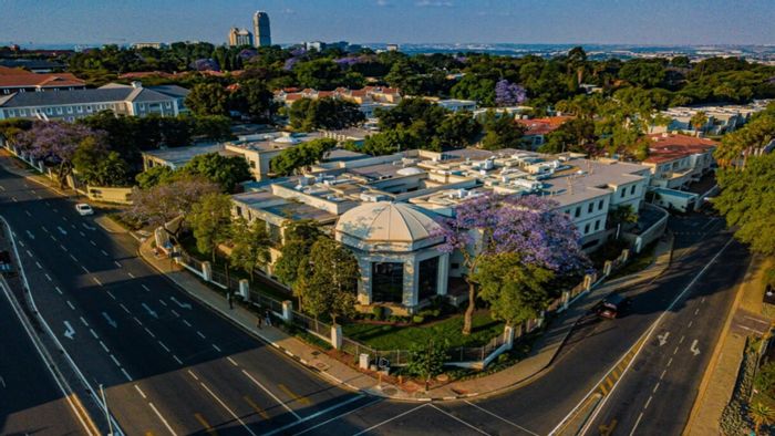 Illovo Commercial Space To Rent: A-Grade office, prime location, ample amenities, secure access.