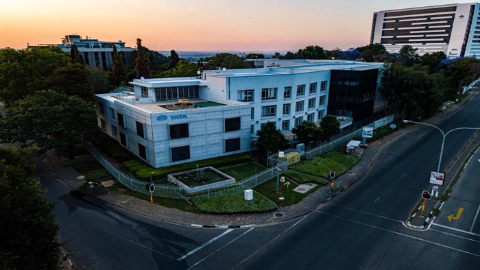 Illovo Commercial Space To Rent: Prime location, easy access, vibrant amenities, secure parking.