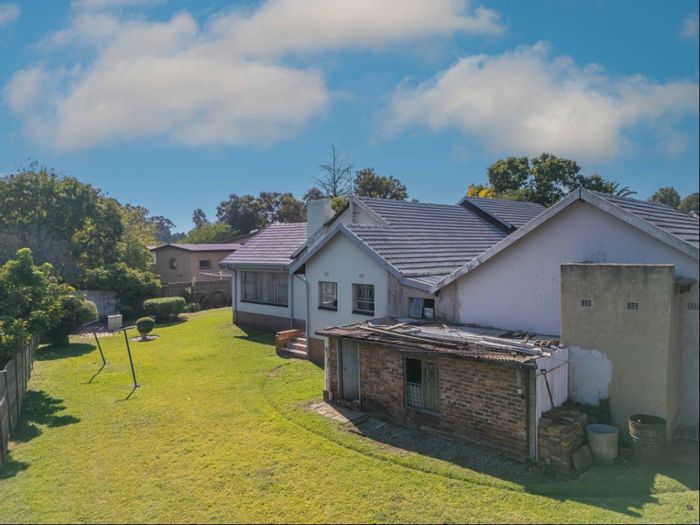 For Sale: Spacious 4-bedroom house in Croydon with ample parking and outdoor braai area.