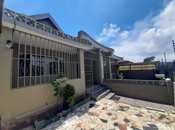 For Sale: 6-bedroom house in Troyeville with security, parking, and rental potential.