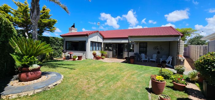 For Sale: Spacious 3-bedroom house in Stilbaai Wes with garden, solar, and braai room.