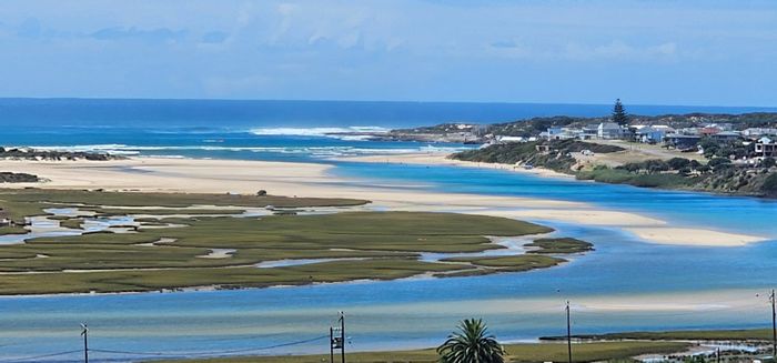 For Sale: House in Stilbaai Wes with 3 beds, sea views, and solar system.
