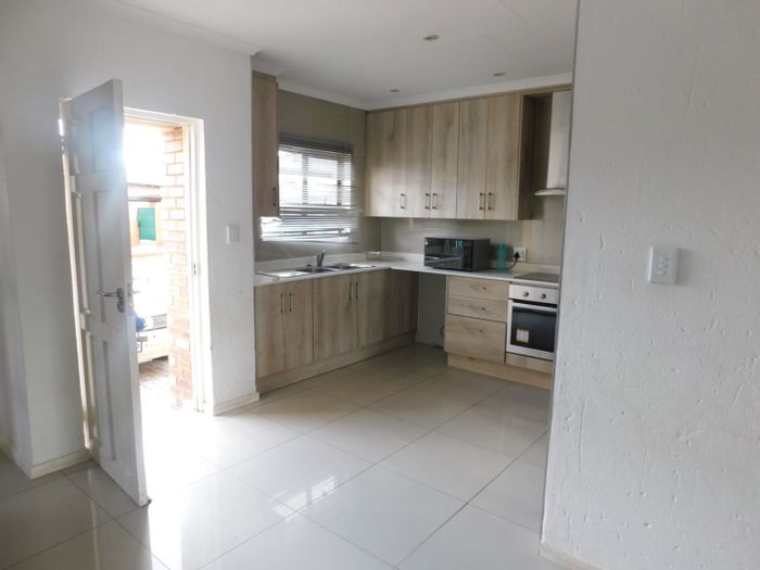 1-Bedroom Apartment in Helderwyk To Rent with 24-hour security and garage.