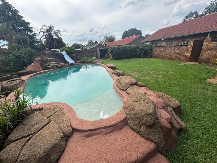 Rooihuiskraal North House For Sale: 3 Bedrooms, Study, Flatlet, Great Investment Opportunity.