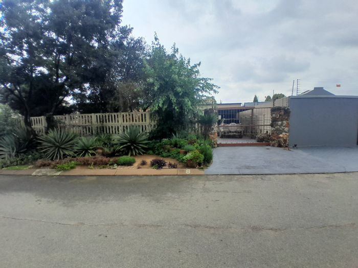 Family home for sale in Noordwyk with cottage, garage, and ample amenities.